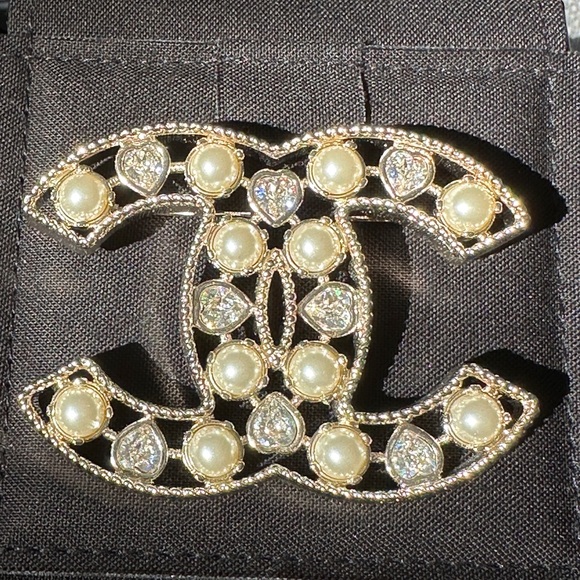 2022S CHANEL LARGE RUNWAY GOLD CC LOGO PEARLS CRYSTALS BROOCH PIN NEW - Picture 3 of 16
